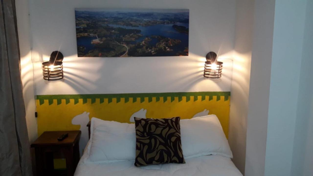 Hostel-Affordable Rooms With Private Bathroom San Juan Guatape Exterior photo